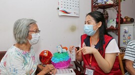 Members of the HS Academy Alumni Club visited singleton and doubleton elderly households at Cho Yiu Chuen, bringing along daily necessities and gift bags to share the festive joy of Mid-Autumn Festival. 